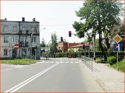 znak D-1 i D-4c sygnalizacja jest ważniejsza od znaku D-1 a w lewo wolno skręcić