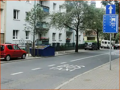 znak D-11 i D-3 początek pasa ruchu dla autobusów