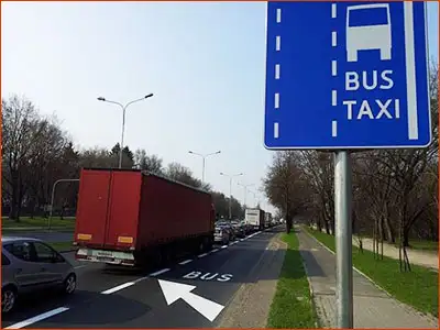 znak D-12 i P-9a pas tylko dla autobusów, inne pojazdy powinny zmienić pas ruchu
