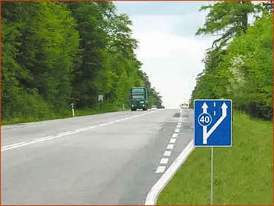 znak D-13 lewym pasem trzeba jechać co najmniej 40 km/h