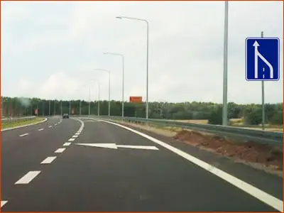znak D-14 koniec pasa ruchu powolnego, trzeba włączyć się do ruchu na lewym pasie