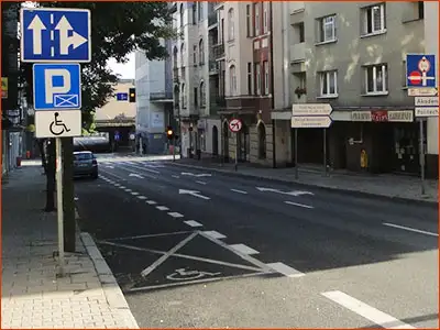 znak D-18 i P-20 wyznaczone miejsce parkingowe dla inwalidy - teraz pomalowane na niebiesko