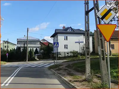 znak D-2 i A-7 koniec pierwszeństwa przejazdu, trzeba ustąpić pierwszeństwa na skrzyżowaniu