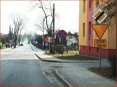 znak D-2, A-7 i tabliczka T-1 za 50 metrów będzie trzeba zatrzymać się, żeby ustąpić pierwszeństwa przejazdu
