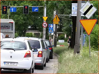 znak D-2, A-7 znak A-7 został ponowiony przed skrzyżowaniem