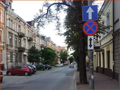 znak D-3, B-36 i T-25b na ulicy jednokierunkowej jest kontynuacja zakazu zatrzymywania