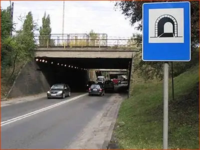 znak D-37 wjazd do tunelu - włącz światła