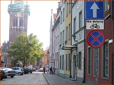 tutaj na drodze jednokierunkowej mogą jechać rowerzyści z przeciwka