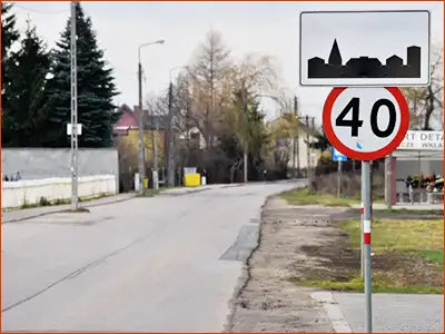 znak D-42 i B-33 ograniczenie prędkości obowiązuje na całym obszarze zabudowanym