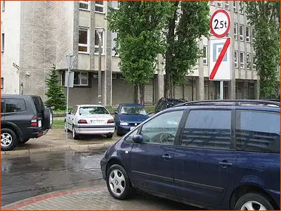 znak D-45 i B-18 po minięciu tego znaku nie trzeba już płacić za parkowanie
