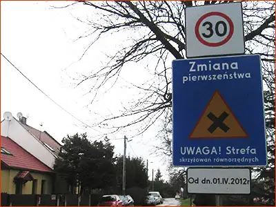 wjeżdżasz w strefę skrzyżowań równorzędnych i ograniczonej prędkości
