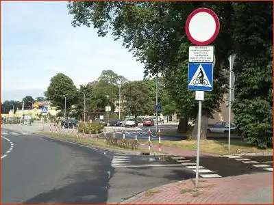 znak D-6a i P-11 prawidłowo oznakowany przejazd dla rowerzystów