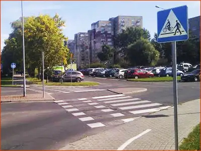 znak D-6b, P-10 i P-11 obok siebie: osobny przejazd dla rowerzystów i osobne przejście dla pieszych