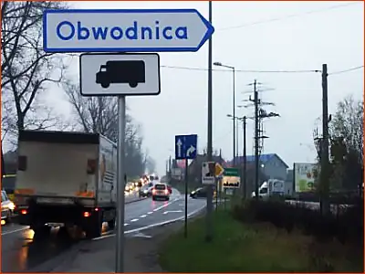 drogowskaz E-19a z tabliczką T-23b kierunek do obwodnicy dla konkretnych pojazdów
