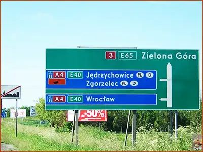 tablica E-1b tablica informująca o kierunkach na autostradach
