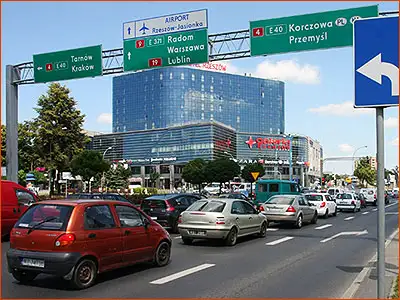 tablica nad jezdnią wskazuje kierunki do miejscowości
