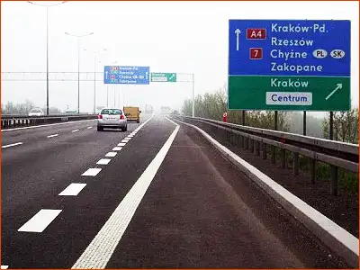 tablica E-2b tablica nad jezdnią wskazuje kierunki do miejscowości