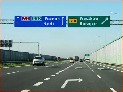 drogowskaz nad autostradą