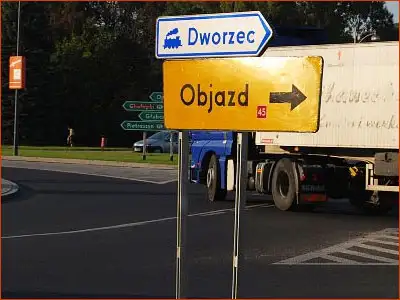 drogowskaz E-6 i znak F-9 drogowskaz wskazujący kierunek do określonego miejsca