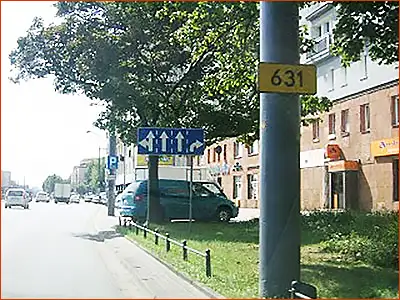 znak F-10 wyraźnie pokazane na jakim pasie trzeba się ustawić