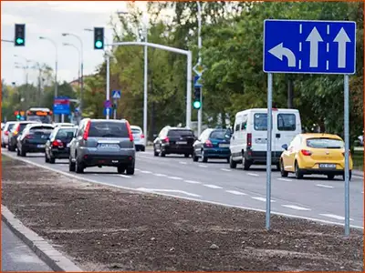 znak F-10 wyraźnie pokazane na jakim pasie trzeba się ustawić