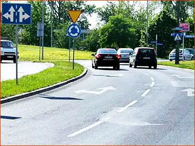 znak F-11 oraz A-7 i C-12 chcesz na rondzie skręcić w lewo - ustaw się na lewym pasie