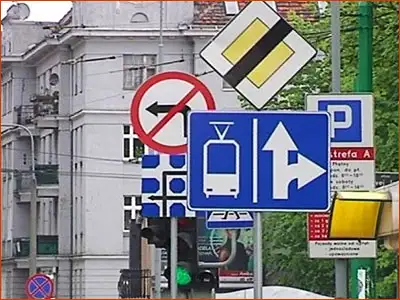 znak F-11 i B-21 na tym skrzyżowaniu nie da się skręcić w lewo