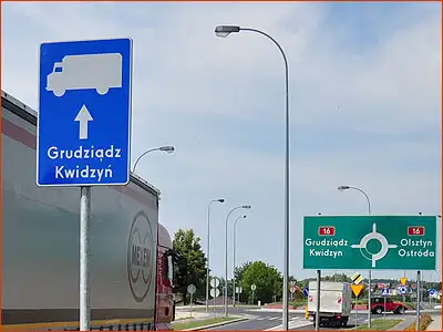 znak F-12 i E-1 nakaz jazdy dla samochodów ciężarowych