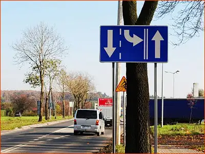 środkowy pas jest przeznaczony dla jadących z przeciwka i chcących skręcić w lewo