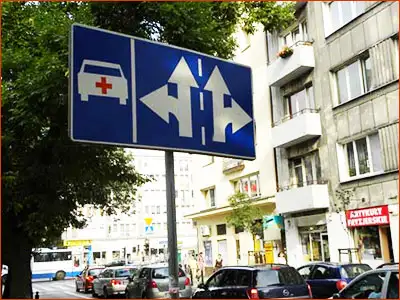 pas ruchu przeznaczony dla karetek