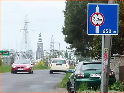 znak F-5 pojazdy wyższe niż 3,3 metra nie powinny jechać dalej prosto