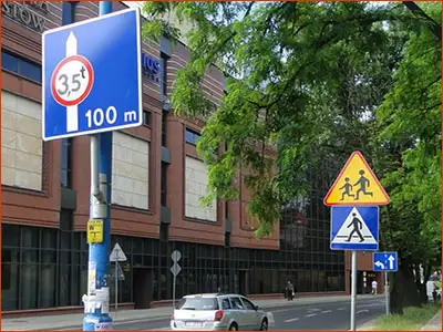 znak F-5 100 metrów dalej jest ograniczenie tonażu