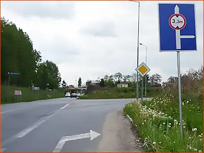 znak F-6 i P-8d pojazdy o wysokości powyżej 3,3 metra mają zakaz jazdy drogą na wprost.