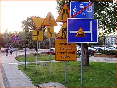 znak F-6a i D-41 skręcając w lewo uwaga na przejazd tramwajowy