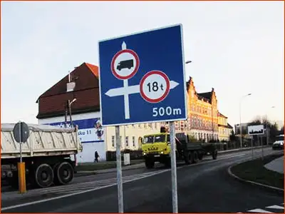 znak F-6 dużo tutaj ograniczeń dla samochodów ciężarowych