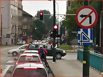 znak F-7 i B-21 sposób jazdy jeśli chcesz na tym skrzyżowaniu pojechać w lewo