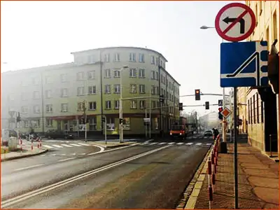 znak F-7 i B-21 sposób jazdy jeśli chcesz na tym skrzyżowaniu pojechać w lewo