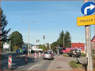 znak F-9 i C-2 nakaz skrętu w prawo za znakiem mówi wszystko