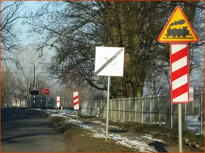 znak A-10 i słupek G-1a tutaj do przejazdu jest około 100 metrów