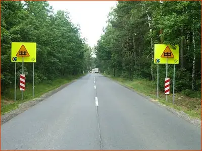 znak A-9 i słupki G-1a i G-1d do przejazdu kolejowego jest od 150 do 300 metrów
