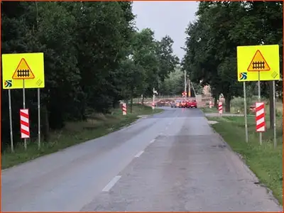 znak A-19 i słupki G-1a i G-1d nieco dalej widać słupek G-1e