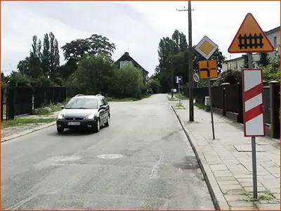 znak A-9 i słupek G-1b do przejazdu kolejowego jest od 150 do 300 metrów