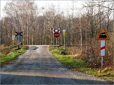 znak A-10 i słupek G-1c znak ostrzegawczy umieszczono w bezpośredniej bliskości przejazdu