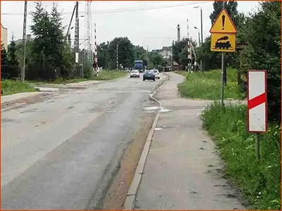 tabliczka T-10 i znak A-30 tak czy inaczej, przejedziemy po torach