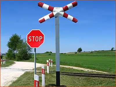 znak G-3 i B-20 w tym miejscu trzeba się zatrzymać i sprawdzić, czy nie jedzie pociąg