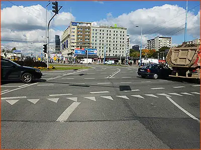 linia P-13 linia na całej szerokości jezdni, czyli jesteśmy na jezdni jednokierunkowej