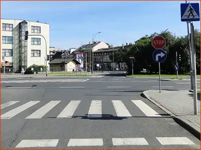 linia P-14 i znak D-6 linia namalowana przed przejściem dla pieszych