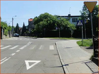 znak P-15 i A-7 trójkąt podporządkowania