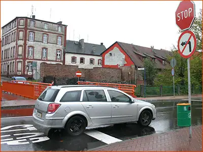 linia P-16 i znak B-20 linia zatrzymania STOP z napisem