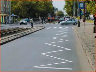 znak P-17 i D-15 linia przystankowa iprzystanek przy chodniku